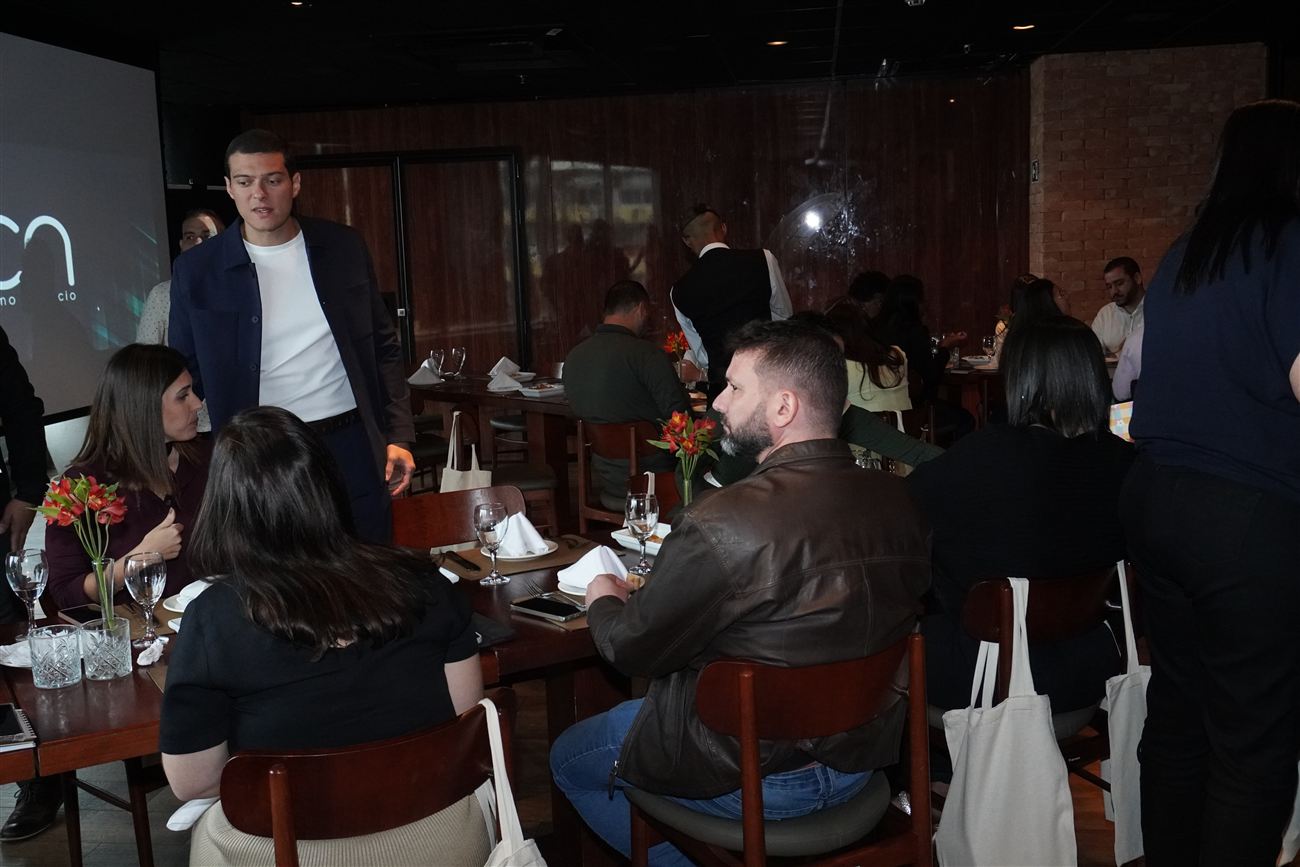 Convidados reunidos à mesa na primeira edição do ECN Day